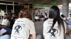 Dues noies assegudes amb la samarreta de la FAS.